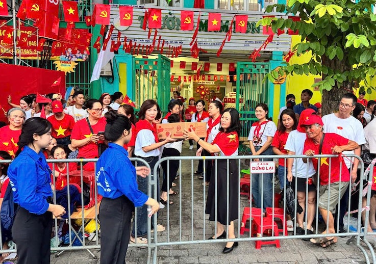 Truong mam non 1-6 (phuong O Cho Dua, TP Ha Noi) phoi hop voi Doan Thanh nien, phat nhu yeu pham mien phi cho nhan dan trong le tong duyet dieu binh, dieu hanh A80. Anh: Nha truong cung cap