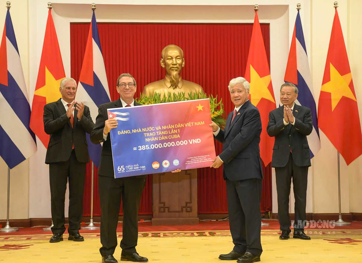 General Secretary To Lam and First Secretary and President of Cuba Miguel Diaz-Canel Bermudez witnessed the first handover ceremony of the 385 billion VND gift from the Party, State and people of Vietnam to the people of Cuba. Photo: Hai Nguyen
