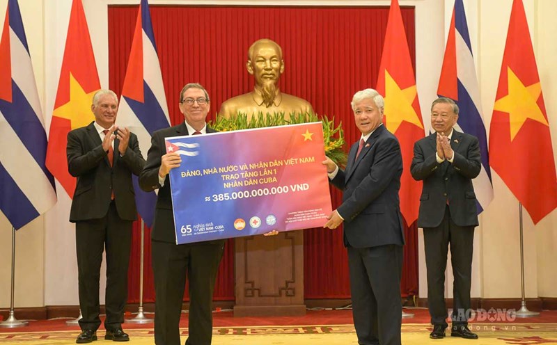 General Secretary To Lam and First Secretary and President of Cuba Miguel Diaz-Canel Bermudez witnessed the first handover ceremony of the 385 billion VND gift from the Party, State and people of Vietnam to the people of Cuba. Photo: Hai Nguyen
