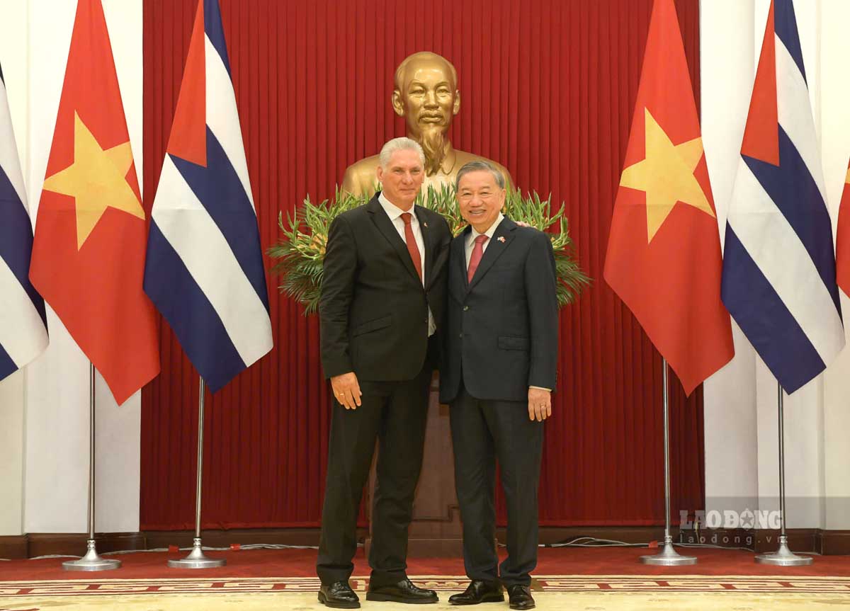 Tong Bi thu To Lam va Bi thu thu nhat Dang Cong san Cuba, Chu tich nuoc Cong hoa Cuba Miguel Diaz-Canel Bermudez tai le trao cac van kien hop tac. Anh: Hai Nguyen