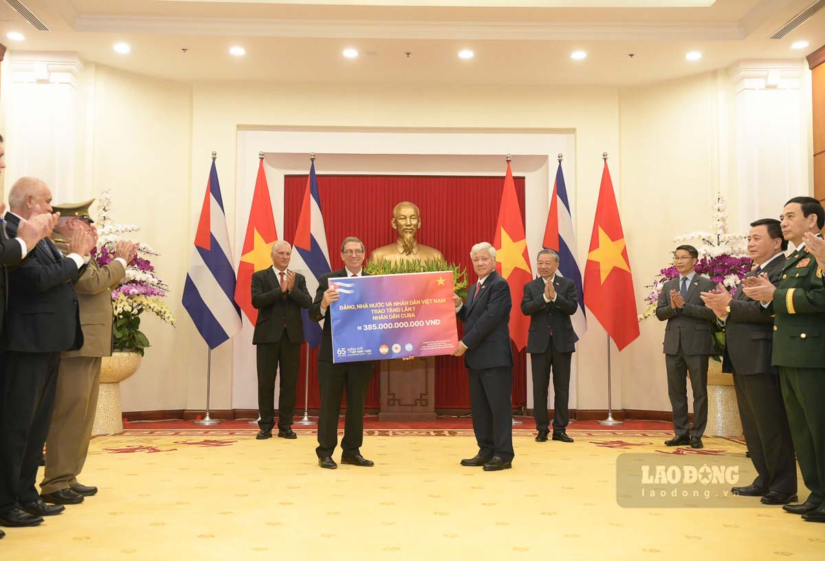 Dang, Nha nuoc va nhan dan Viet Nam da trao tang lan 1 nhan dan Cuba so tien 385 ti dong. Anh: Hai Nguyen