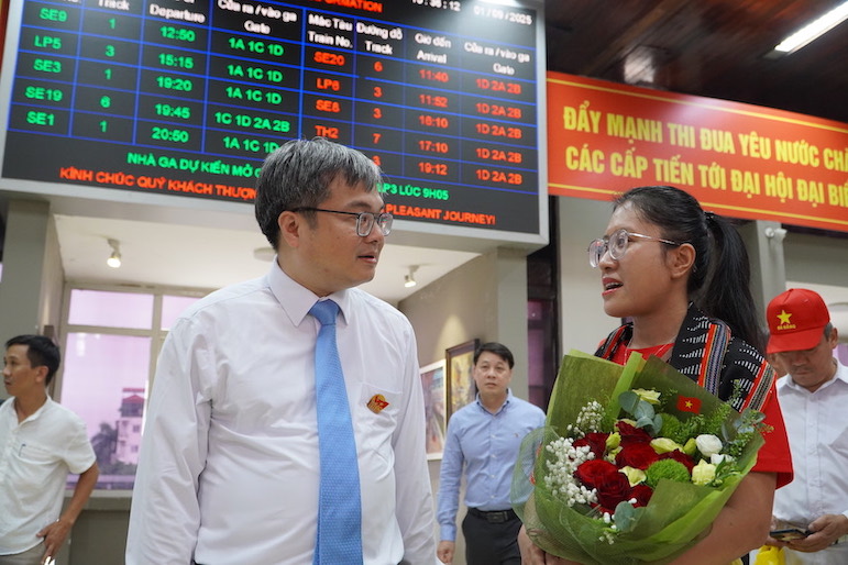 Thay mat lanh dao TP Ha Noi, Pho Chu tich UBND TP Ha Noi Truong Viet Dung da don, tiep Doan dai bieu TP Da Nang den Ha Noi tham du Le ky niem 80 Cach mang thang Tam thanh cong va Quoc khanh 2/9 tai Ga Ha Noi  