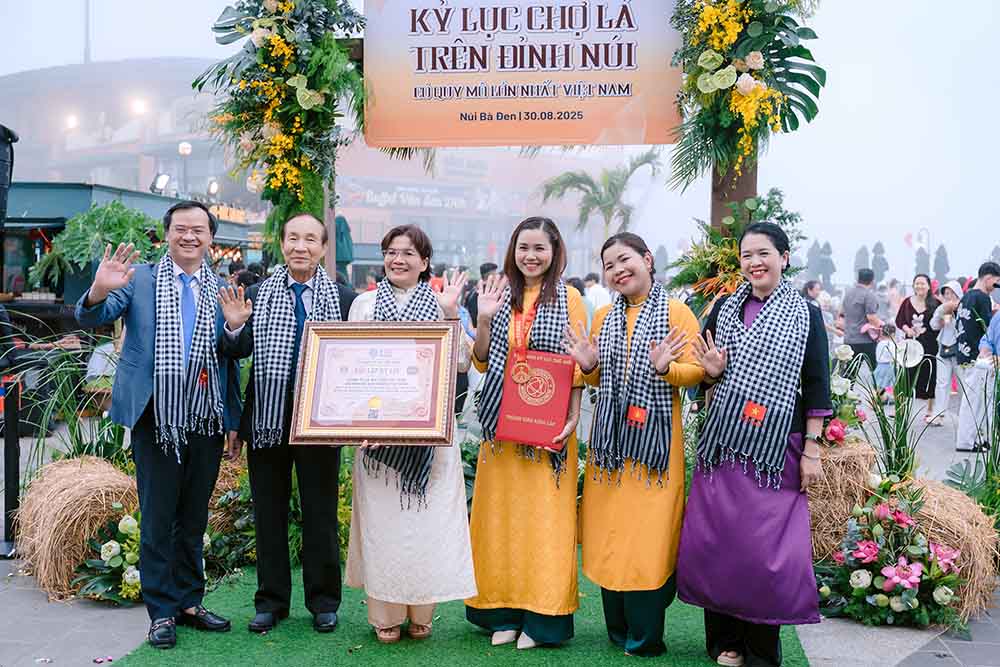 Ceremonia de certificacion del record 'Mercado La en la cima de la montaña mas grande de Vietnam' en la montaña Ba Den. Foto: Departamento de Cultura Deportes y Turismo de Tay Ninh