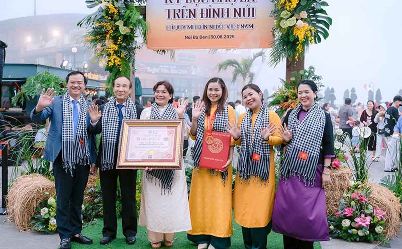 The certificate awarding ceremony for the record " ma page market on the top of the largest mountain in Vietnam" at Ba Den Mountain. Photo: Tay Ninh Department of Culture, Sports and Tourism
