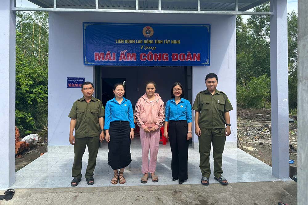 Tay Ninh 지방 노동 연맹 상임 부위원장 Pham Thi Quyen 씨(오른쪽에서 두 번째)가 김티엔 씨에게nes 노동조합의 따뜻한 보금자리를 전달하고 있습니다. 사진: Tay Ninh 지방 노동 연맹