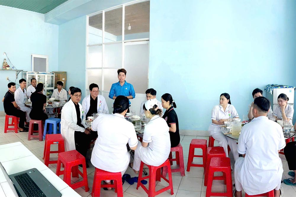 Tay Ninh의 Go Dau 의료 센터 노동조합원들이 '2025년 노동조합원을 위한 당직 식사'에 참여하고 있습니다. 사진: Go Dau 지역 의료 센터 노동조합 집행위원회