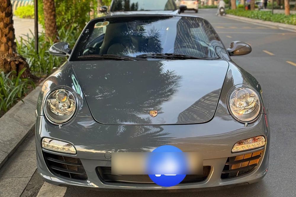 2009年モデルのポルシェ911カリオラ・カブリオレ997は、ベトナムで珍しく、灰色の外観と黒い内装を備えています。写真:グエン・ドゥック