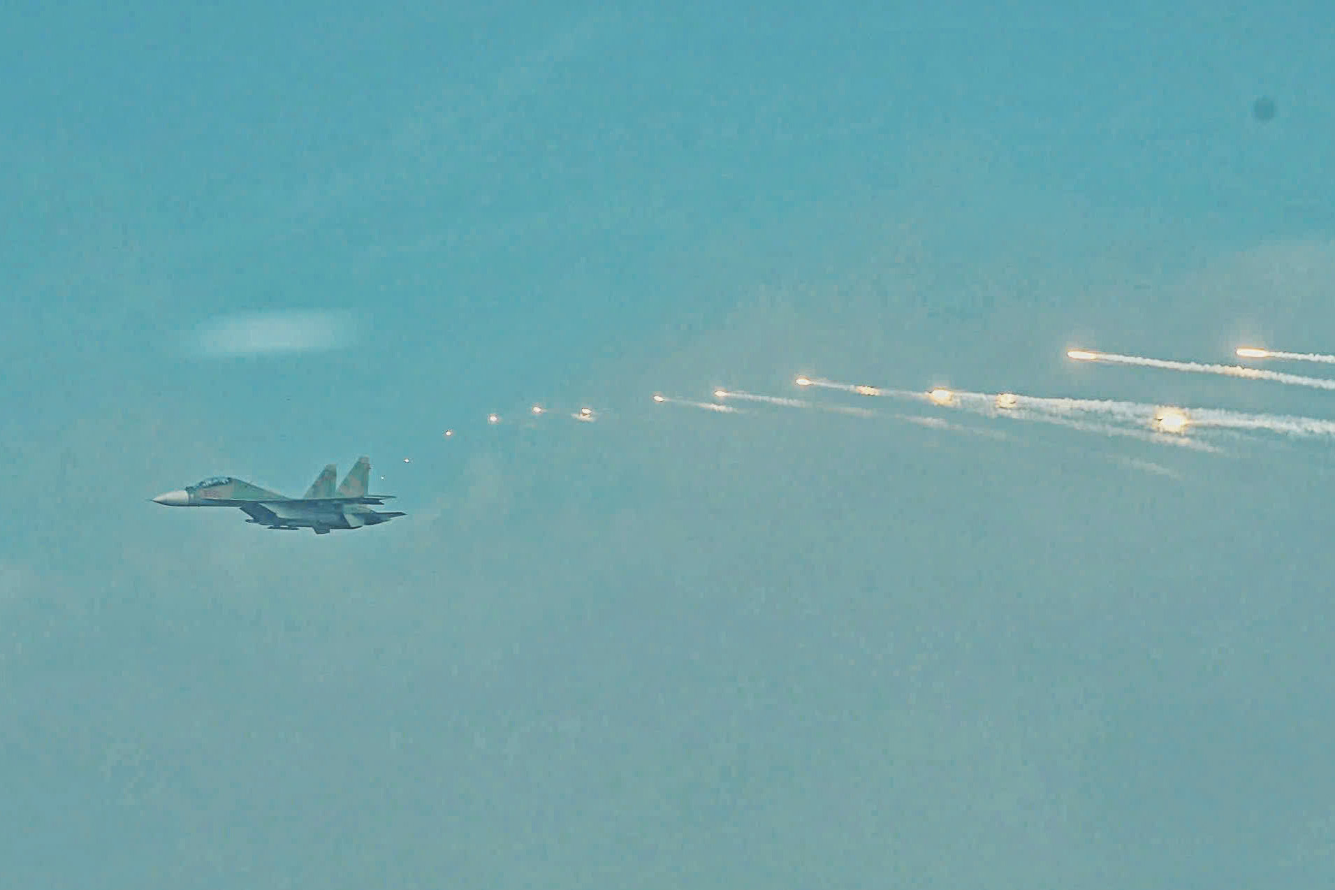 Man bieu dien duoc mong cho nhat la tu nhung chiec tiem kich “ho mang chua” SU-30MK2 tha phao sang tren bau troi Thu do. Anh: To The