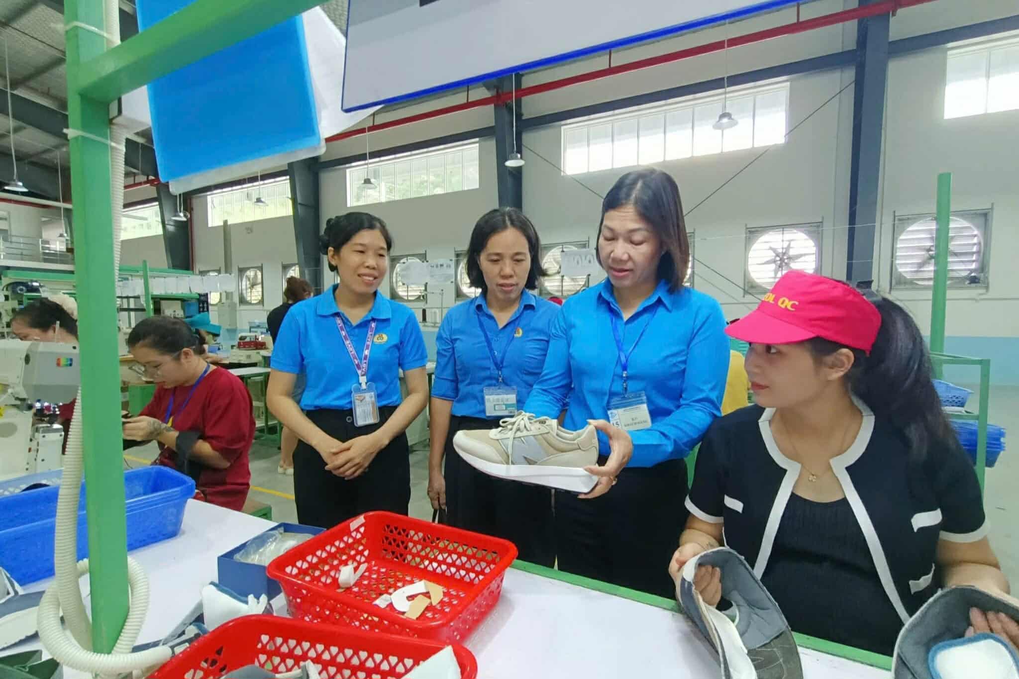 성 노동총연맹 지도자들이 노동자들을 격려하기 위해 방문했습니다. 사진: 타이응우옌 노동조합