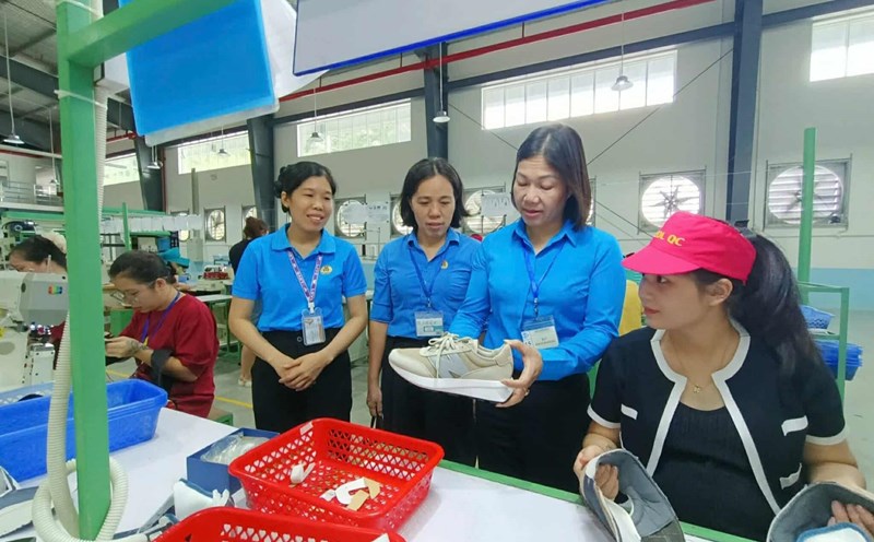 Leaders of the Provincial Federation of Labor visited and encouraged the workers. Photo: Thai Nguyen Trade Union