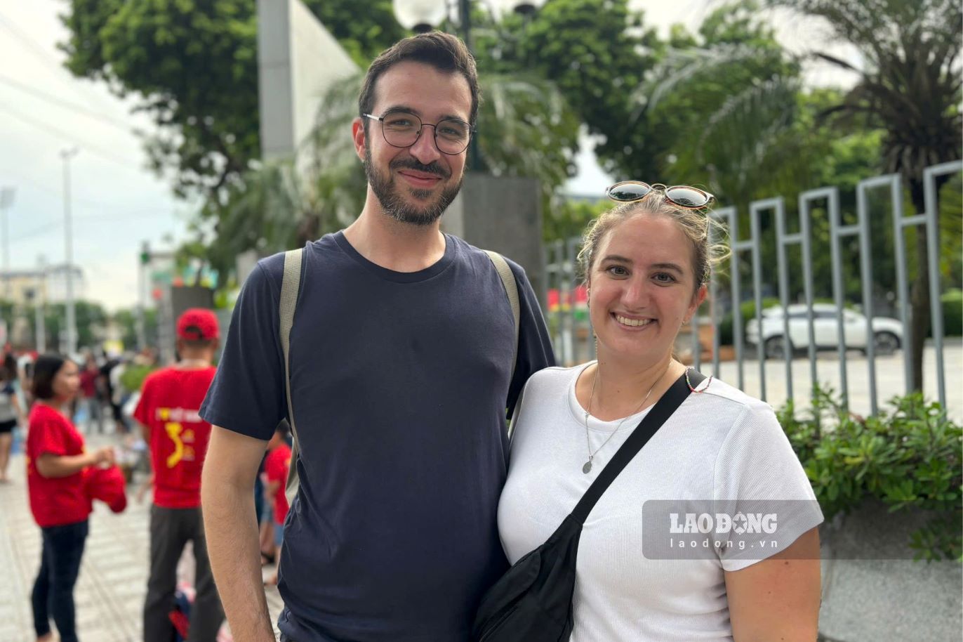 Pascal va Yvonne bat ngo khi thay nguoi dan Viet Nam trai bat, cam trai qua dem de xem dieu binh. Anh: Nguyen Dat