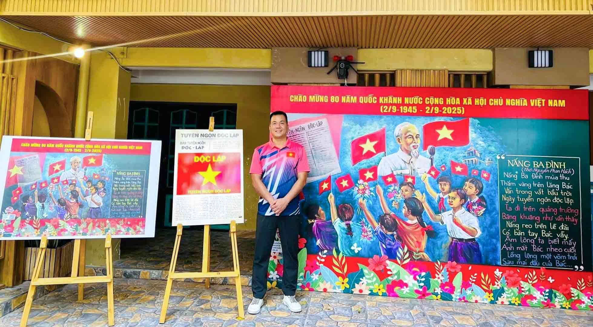 Thay Nguyen Tri Hanh ben tac pham tranh ve cua minh duoc trung bay o Thu do. Anh: Hai Duong