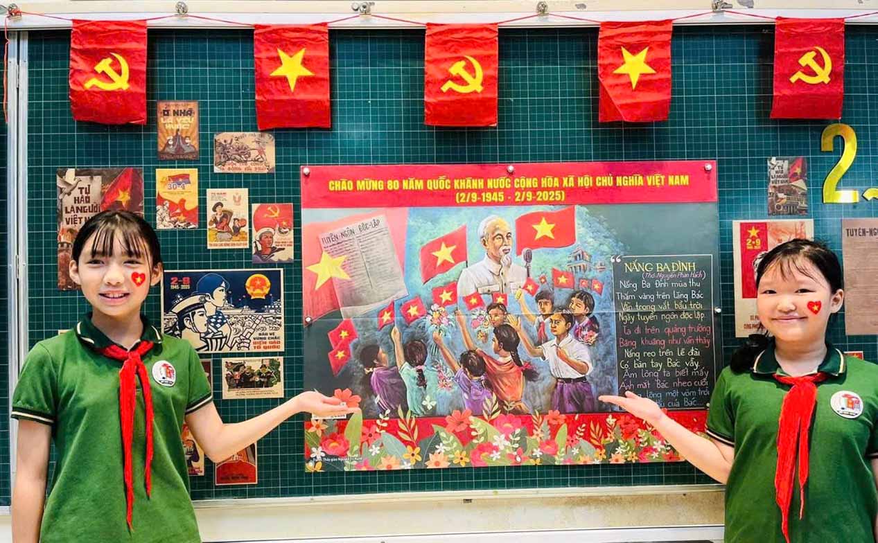 Nhieu truong hoc o Nghe An, Ha Noi da in buc tranh ve cua thay Nguyen Tri Hanh de dan trung bay tren lop voi chu de Quoc khanh. Anh: Hai Duong