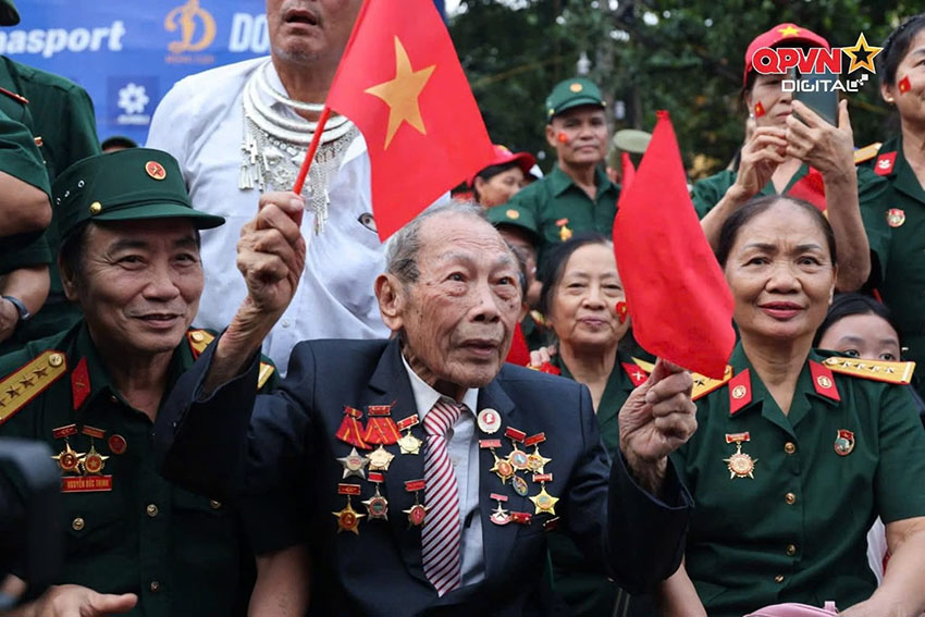 Cu Binh theo doi tong duyet cap nha nuoc dieu binh, dieu hanh sang 30/8. Anh: Truyen hinh Quoc phong Viet Nam