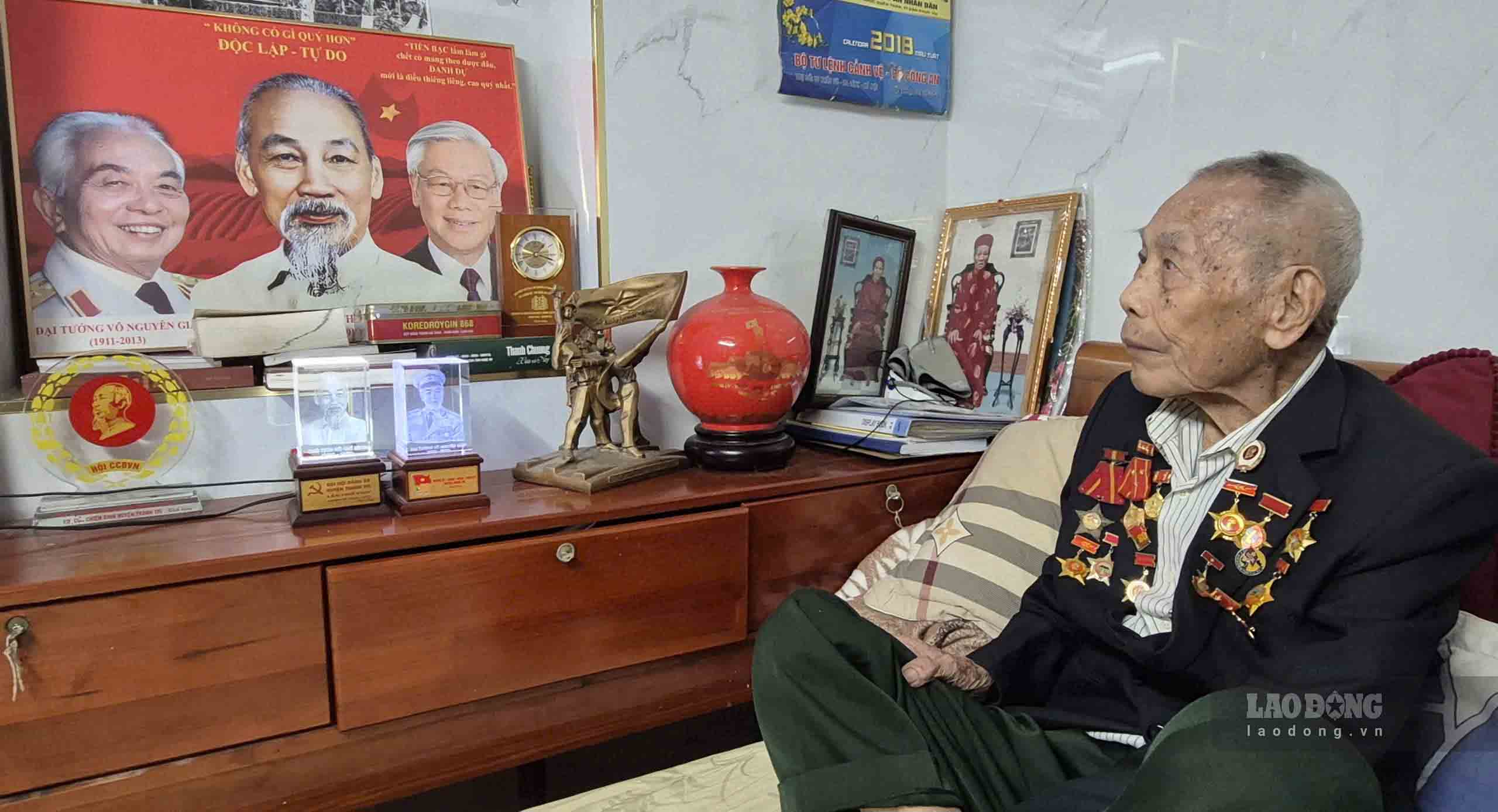 M. Le Binh dans la maison de Thanh Tri, Hanoi. Photo: Tran Tuan