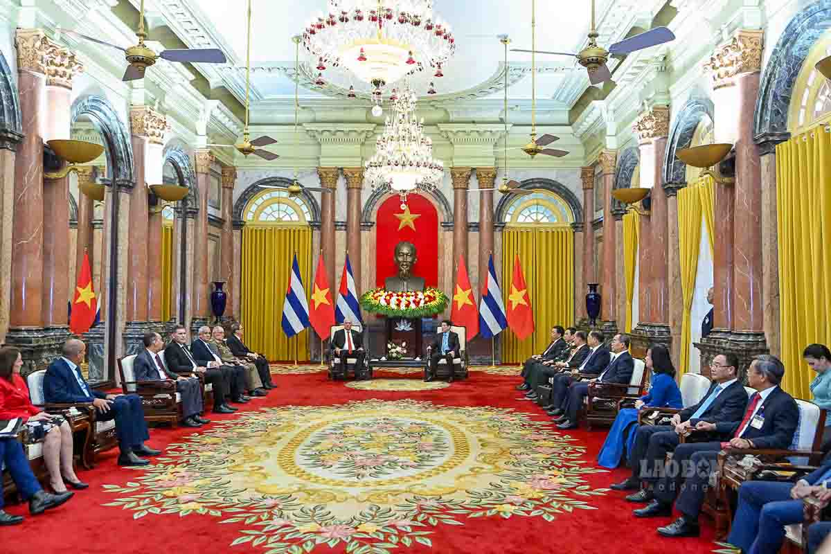Bi thu thu nhat, Chu tich nuoc Miguel Diaz-Canel Bermudez bay to xuc dong duoc chung kien tinh cam tot dep ma nhan dan Viet Nam da danh cho doan. Anh: Hai Nguyen
