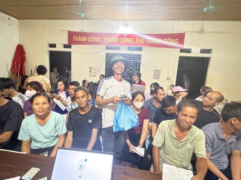 Nguoi dan xu Lang hao huc di nhan qua Quoc khanh. Anh: Trang tin phuong Ky Lua