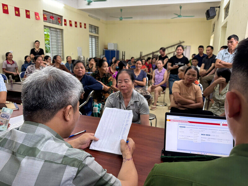 Chinh quyen xa Kim Boi, tinh Phu Tho no luc dua qua den tay nguoi dan truoc ngay Quoc khanh. Anh: Khanh Linh