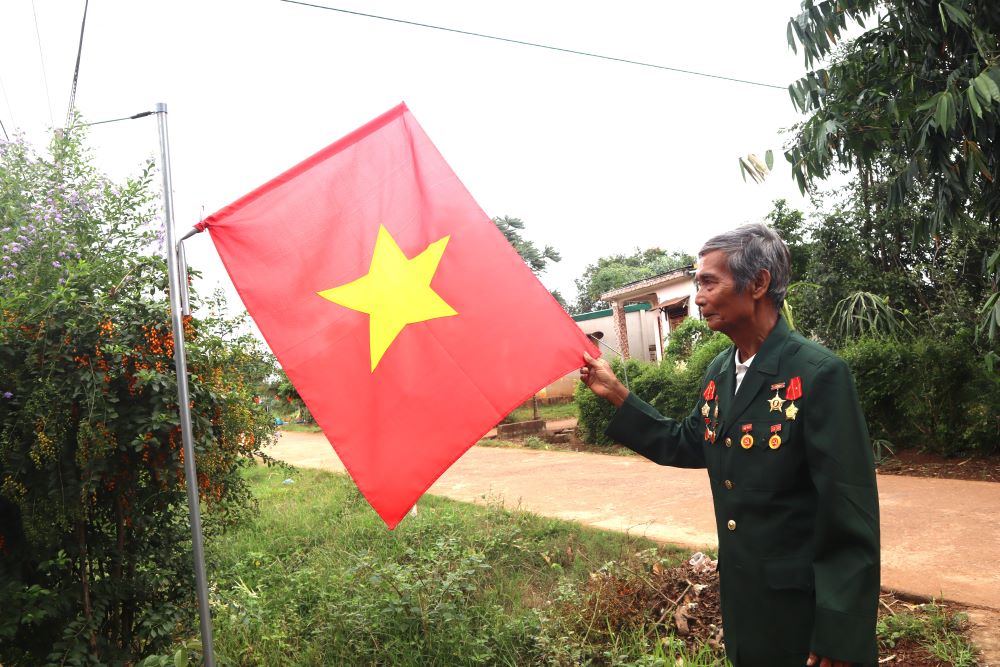 Dak Lak people were moved and proud to stand under the Party flag and the national flag. Photo: Thanh Quynh