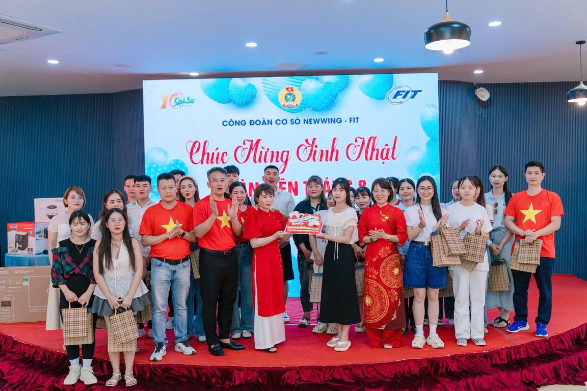 회사 노동조합은 조합원을 위한 생일 축하 행사를 조직합니다. 사진: Nguyen Huyen