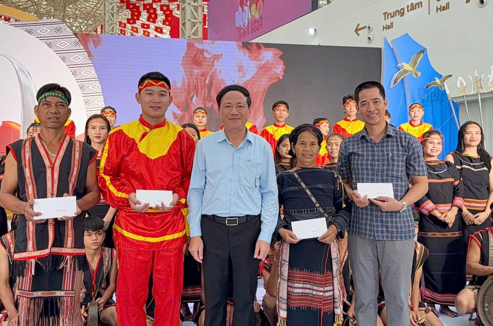 Chu tich UBND tinh Gia Lai Pham Anh Tuan dong vien doan cua tinh. Anh: Huy Phuc