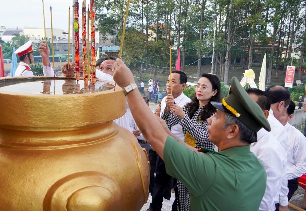Cac dai bieu thap huong tuong niem tai Nghia trang Liet si Tra Men. Anh: Phuong Anh