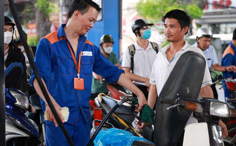 Gasoline prices may decrease by 110-190 VND/liter in this week's price management session. Photo: Hai Nguyen
