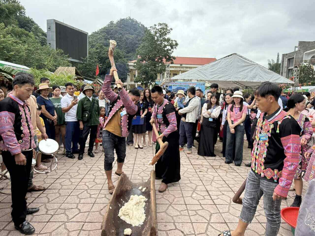 Cac doi thi thuc hien khau gia banh trong tieng ho reo, co vu cua du khach va nguoi dan. Anh: Hai Dang