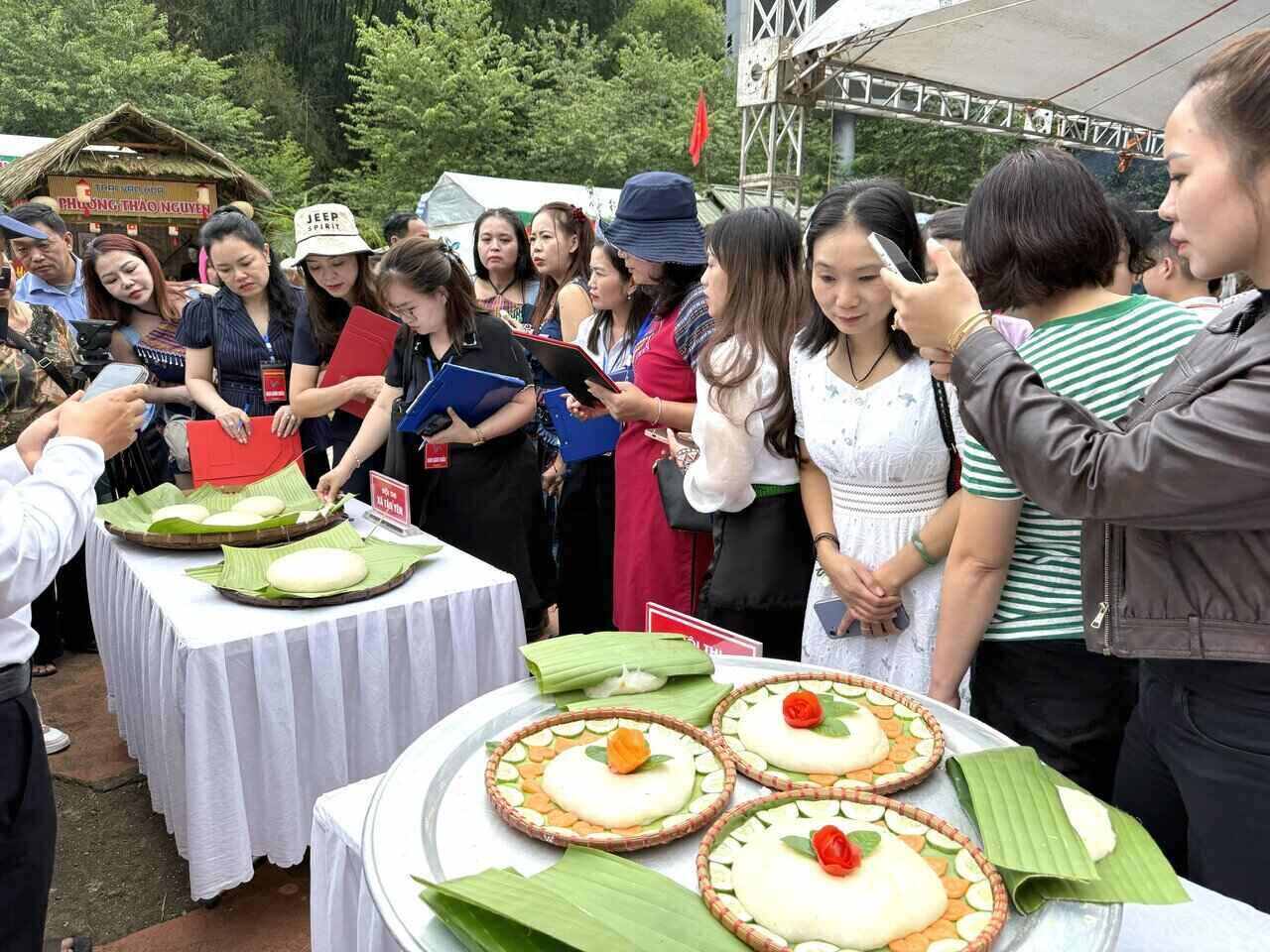 Cuoc thi da thu hut dong dao nguoi dan va du khach tham gia co vu. Anh: Hai Dang