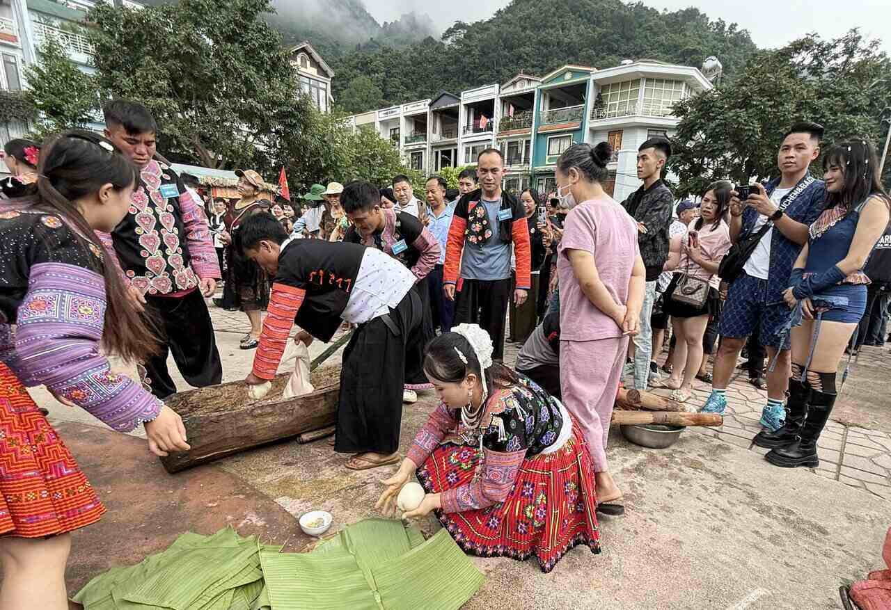 The sticky rice cake brewing contest has left many impressions in the hearts of people and tourists about the traditional beauty of the H'Mong people in the Moc Chau plateau. Photo: Hai Dang