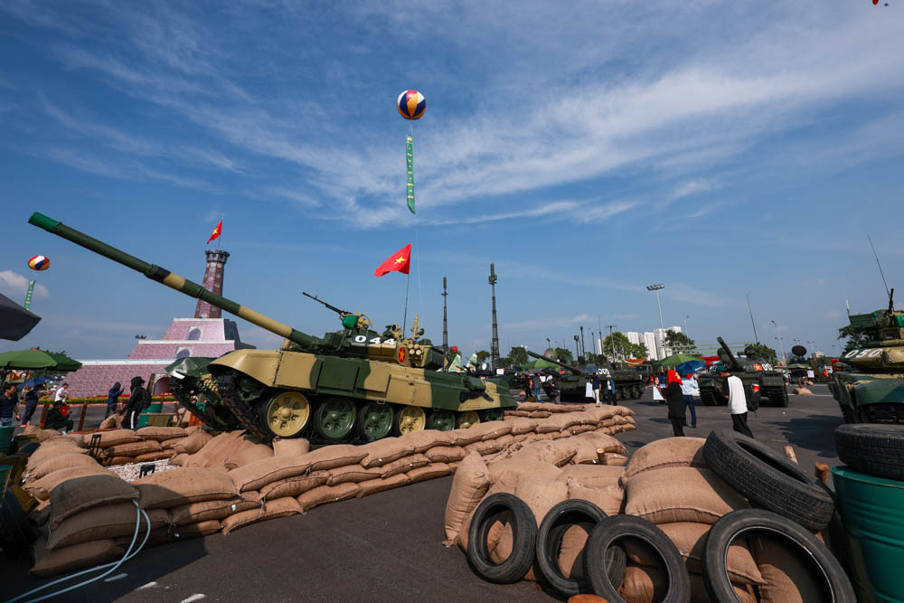 A series of modern weapons and equipment of the Vietnam People's Army such as T-90S tanks, S-125-VT anti-aircraft missile complex... appeared at the National Achievement Exhibition. Photo: Hai Nguyen