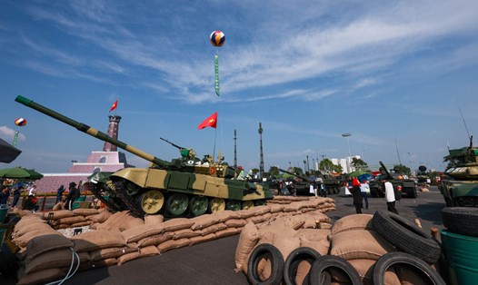 Loạt vũ khí, khí tài hiện đại của Quân đội nhân dân Việt Nam như xe tăng T-90S, tổ hợp tên lửa phòng không S-125-VT... xuất hiện tại Triển lãm Thành tựu Đất nước. Ảnh: Hải Nguyễn