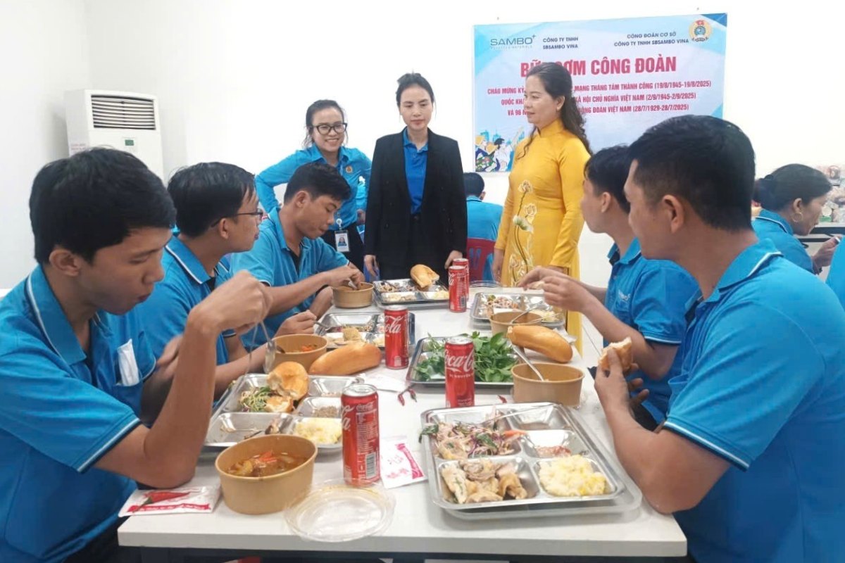 SBSambo Vina 유한회사 노동자들이 노동조합 점심 식사에 참석했습니다. 사진: CDNG