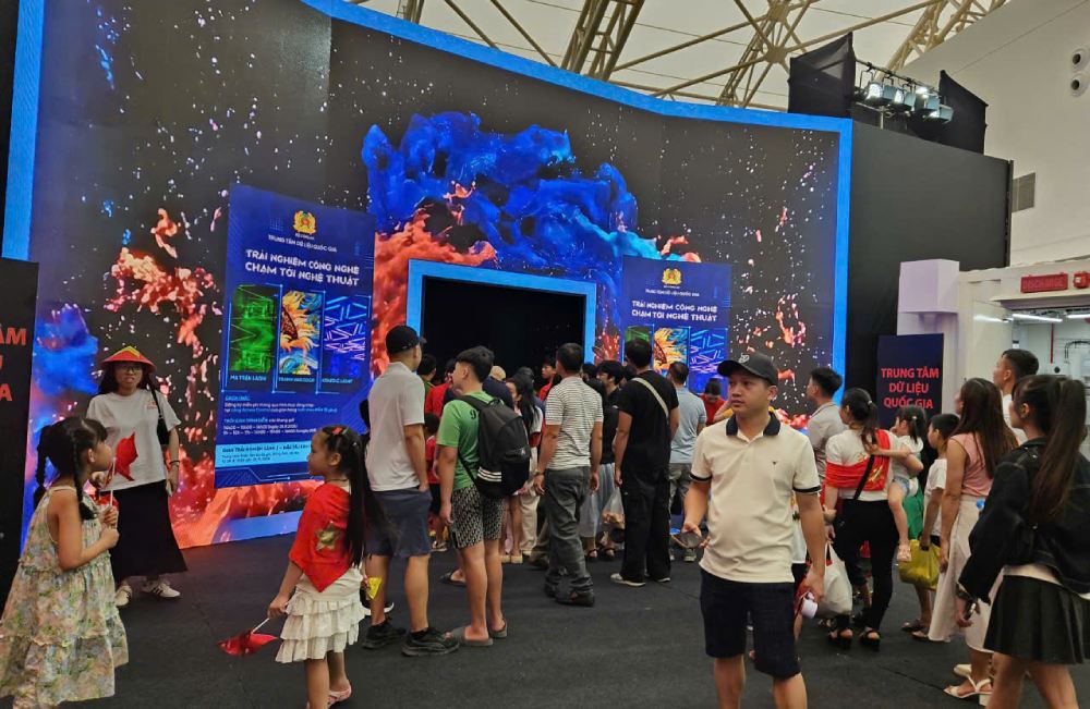Khu vuc trai nghiem cong nghe moi hoac co man hinh led kho lon tai trien lam thu hut dong dao nguoi dan check-in, trai nghiem. Anh: Quynh Chi