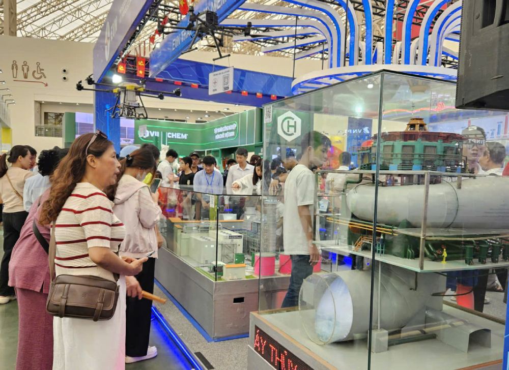 Nguoi dan bi thu hut boi nhieu mo hinh sinh dong tai trien lam. Anh: Quynh Chi