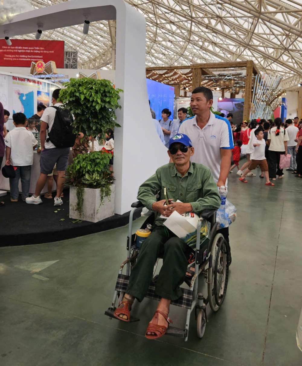 Ong Nguyen Manh The cung con chau co mat o Ha Noi tu sang som ngay 1.9 de tham du trien lam. Anh: Quynh Chi