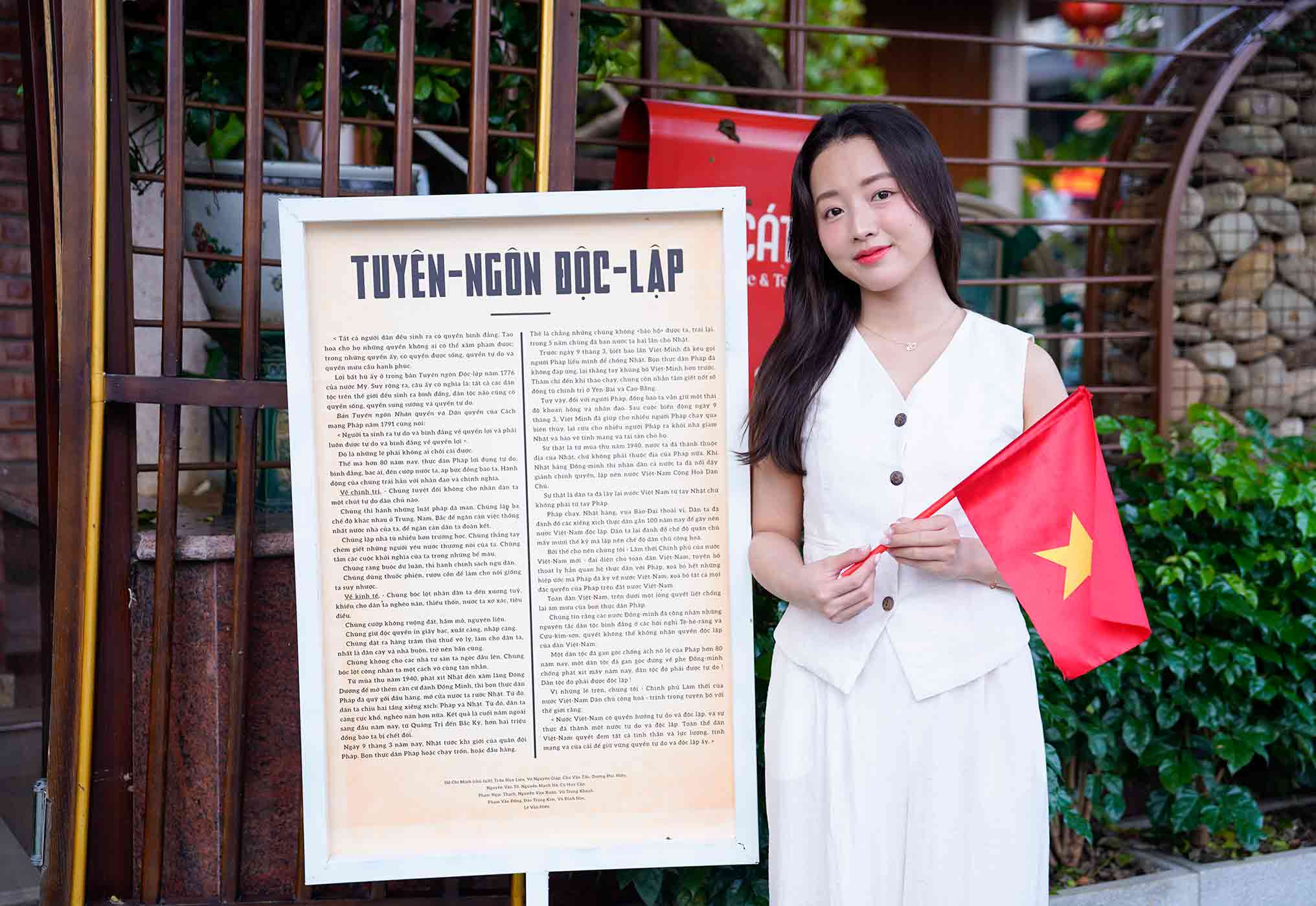 Cac ban tre chup anh cung ban Tuyen ngon Doc lap - van kien lich su khai sinh nuoc Viet Nam Dan chu Cong hoa. Anh: Duy Chuong