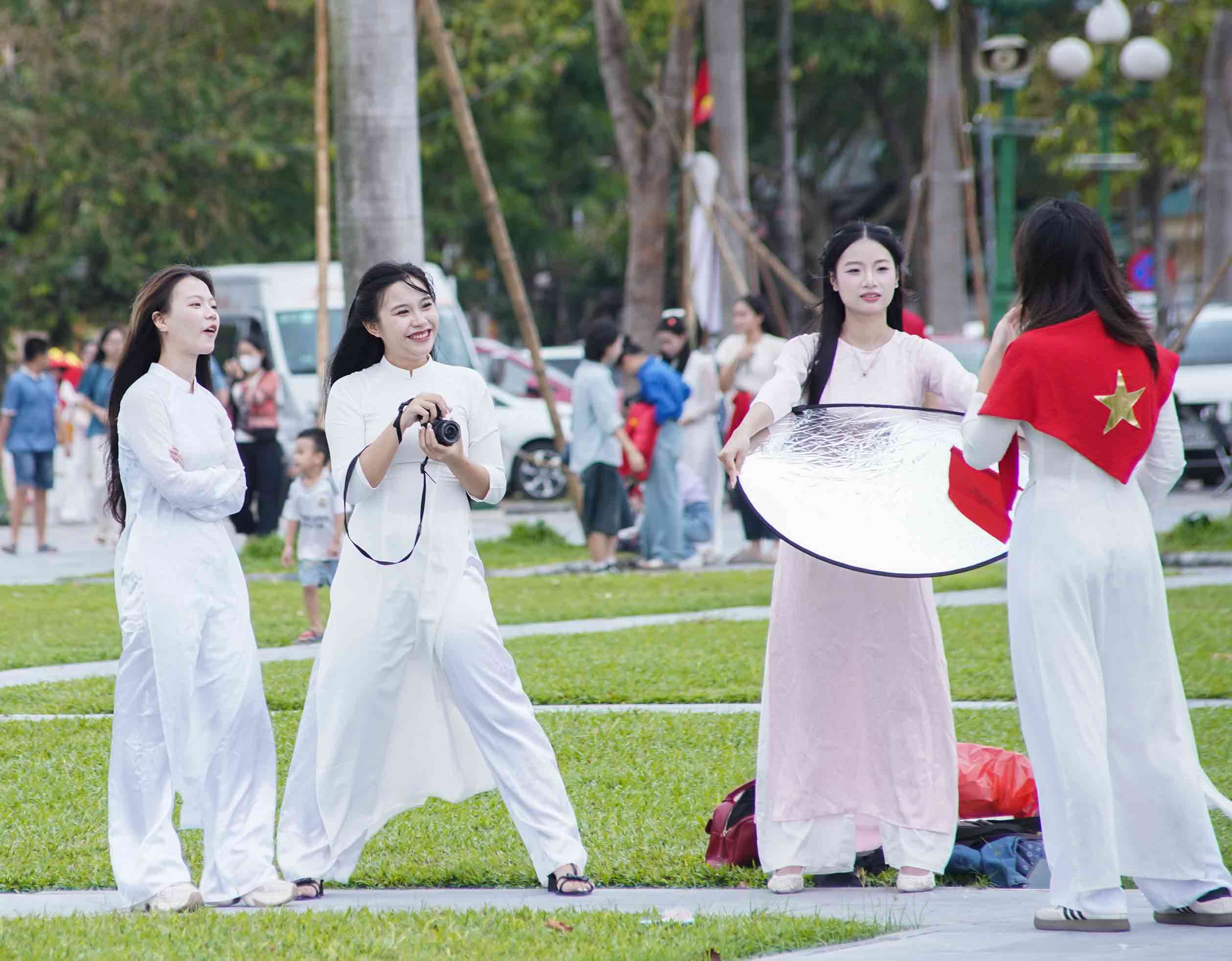 Cac ban tre chuan bi ky luong de co mot buc anh dep. Anh: Duy Chuong