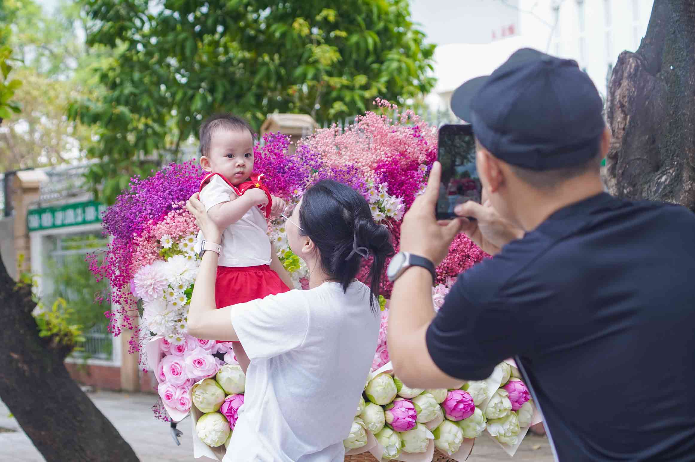 Mot gia dinh ghi lai khoanh khac y nghia chao mung ngay Dai le Quoc khanh cua dat nuoc. Anh: Duy Chuong