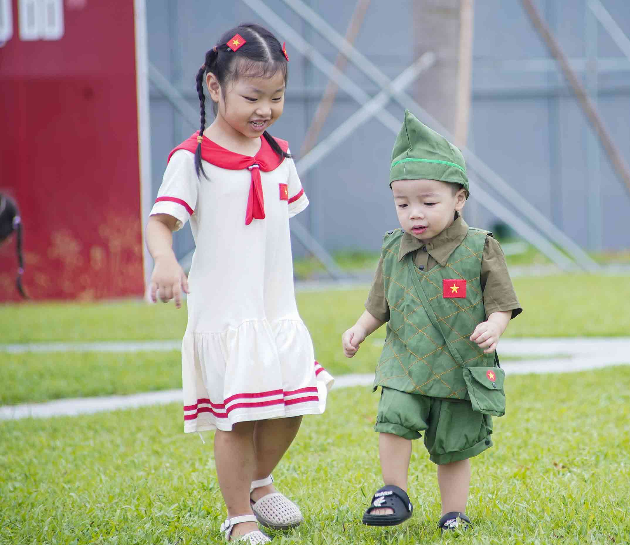 Cac em nho mac ao dong phuc in chu “Viet Nam“, ma dan hinh quoc ky, hon nhien tao dang. Anh: Duy Chuong