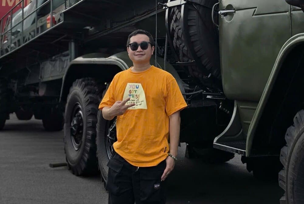 Hot orange T-shirts are one of the safe choices for guys with a big figure. Photo: Tuan Dat