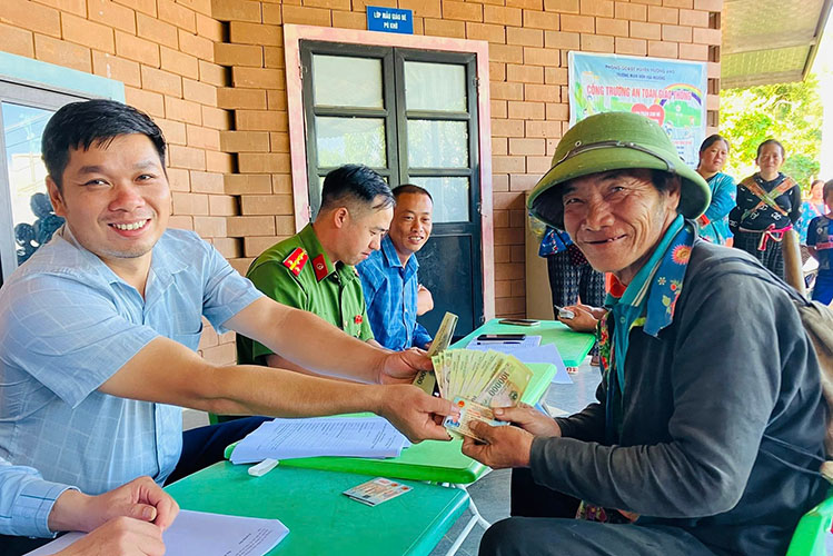 Les habitants de la commune de Muong Ang province de Dien Bien heureux de recevoir des cadeaux de la fete nationale du 2 septembre. Photo : Commune de Muong Ang
