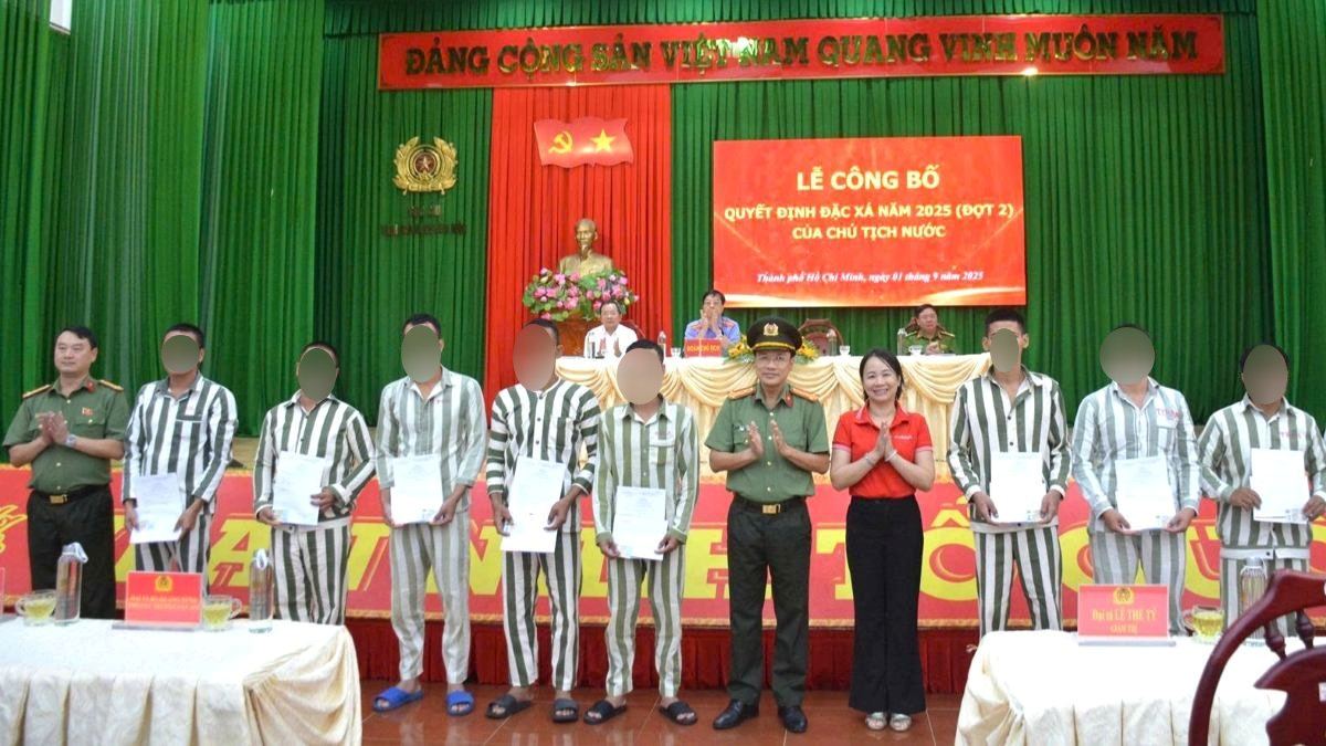 Announcing and handing over amnesty decisions to prisoners at Xuyen Moc Prison. Photo: Lu Nguyen