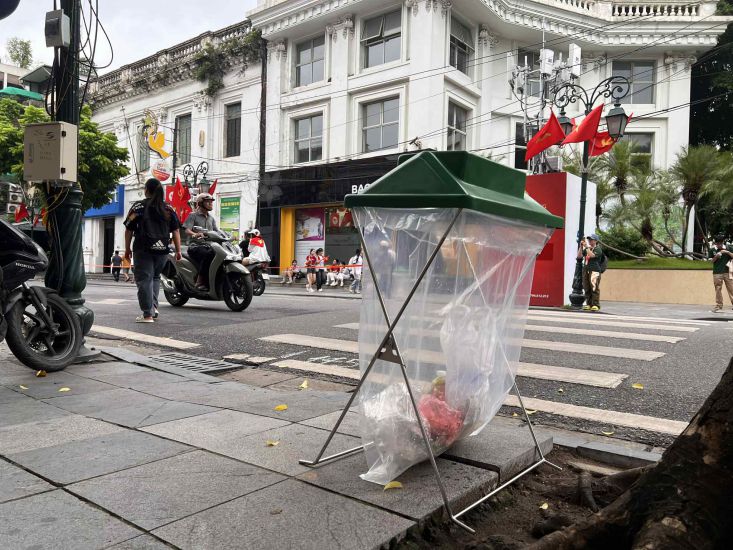 A80 축제 기간 동안 환경 위생을 유지하기 위해 하노이 중심가를 따라 수백 개의 이동식 쓰레기통이 설치되었습니다. 사진: Tung Giang