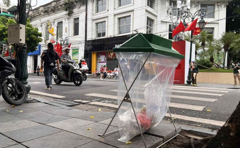 Cientos de contenedores moviles de basura se instalaron para reforzar a lo largo de las calles del centro de Hanoi para mantener la higiene ambiental durante la A80. Foto: Tung Giang