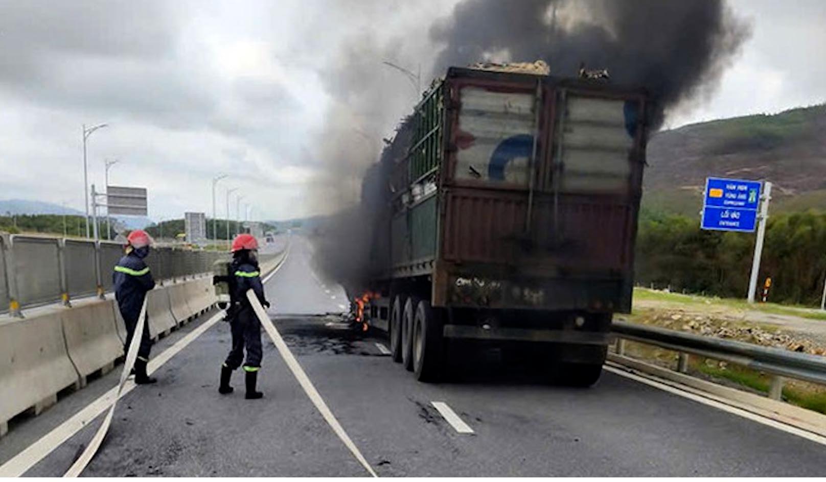 Firefighters sprayed water to put out the fire on the tractor-trailer. Photo: Duc Tuan.