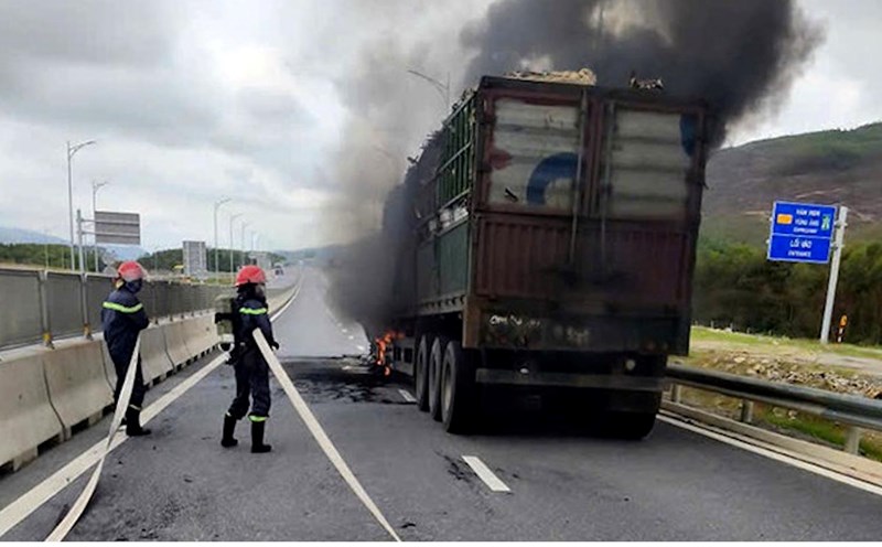 Firefighters sprayed water to put out the fire on the tractor-trailer. Photo: Duc Tuan.