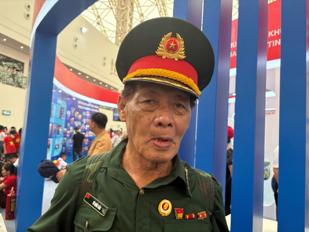 M. Vu Quoc Bao veut assister au defile militaire pour voir la puissance de l'armee ainsi que du pays. Photo : Bao Han