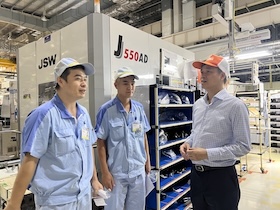 응오주이히에우 베트남 노동총연맹 부위원장(오른쪽 맨 끝)이 하노이에서 경쟁 운동을 잘 조직하는 단위 중 하나인 Stanley Vietnam Electricity Co. Ltd. 노동자들과 대화하고 있습니다. 사진: Kieu Vu