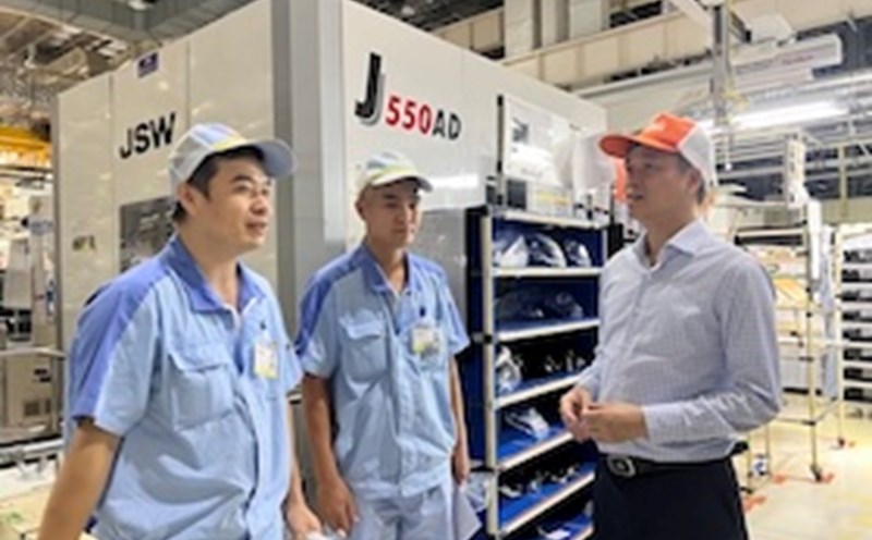Vice President of the Vietnam General Confederation of Labor Ngo Duy Hieu (far right) talks with employees of Stanley Vietnam Electricity Company Limited - one of the units in Hanoi that organizes emulation movements well. Photo: Kieu Vu